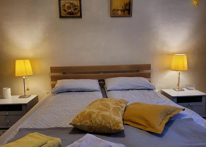 Sunflower Apartment Near Kiev Airport & Railway Station & Center City!