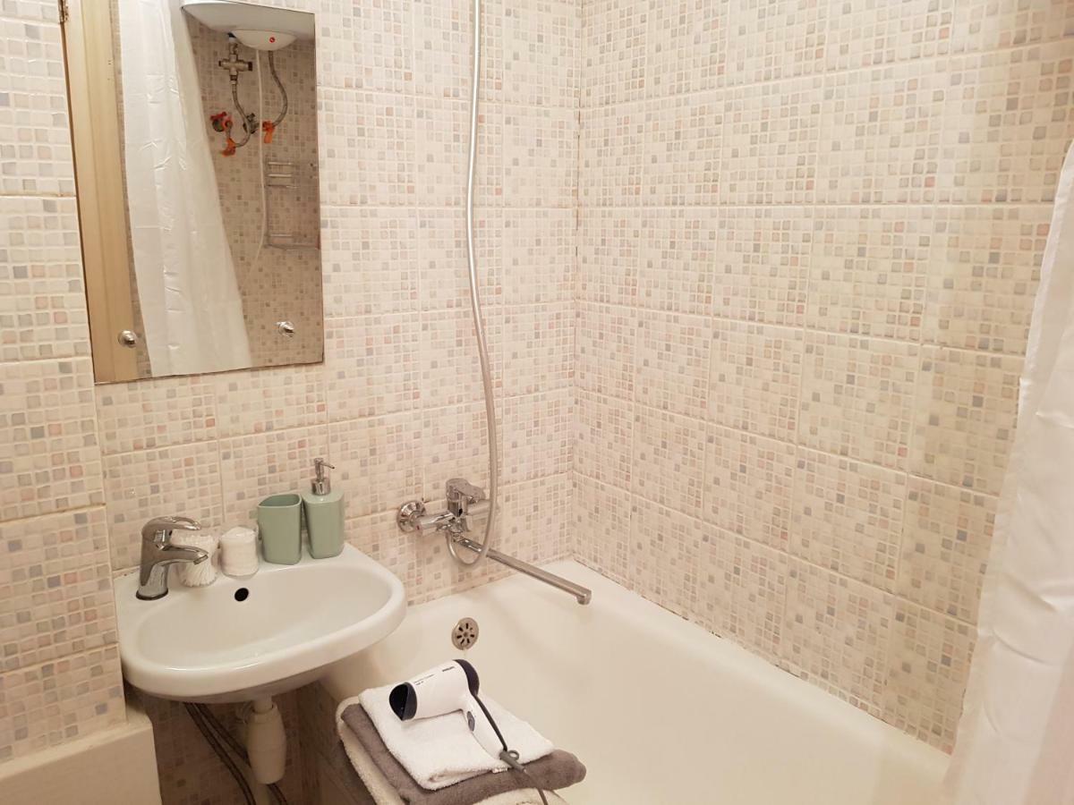 Apartment Sunflower Near Airport & Railway Station & Center City! Kyiv